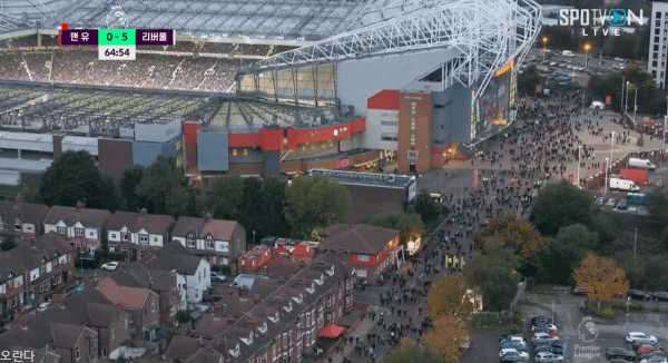 올드트레포드를 빠져나가는 맨유 팬들