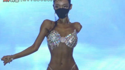 한팔로 운동하는 피트니스 선수