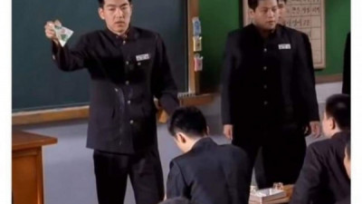 교실에서 우유통 흔드는 고딩